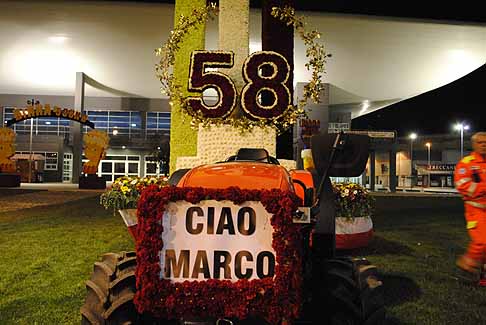 Marco Simoncelli - Il carro  stato realizzato dalla Cooperativa Progetto 2000, progettato dallArch. E. Tricarico e la composizione floreale a cura di M. De Palma, in memoria di SIC